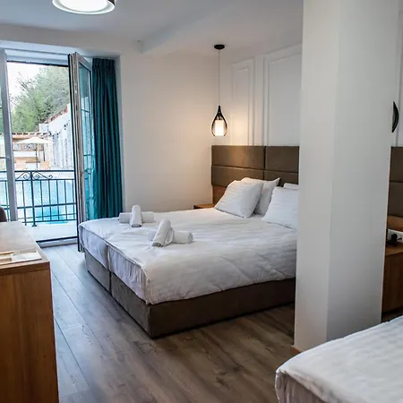 Hotel Dishli &